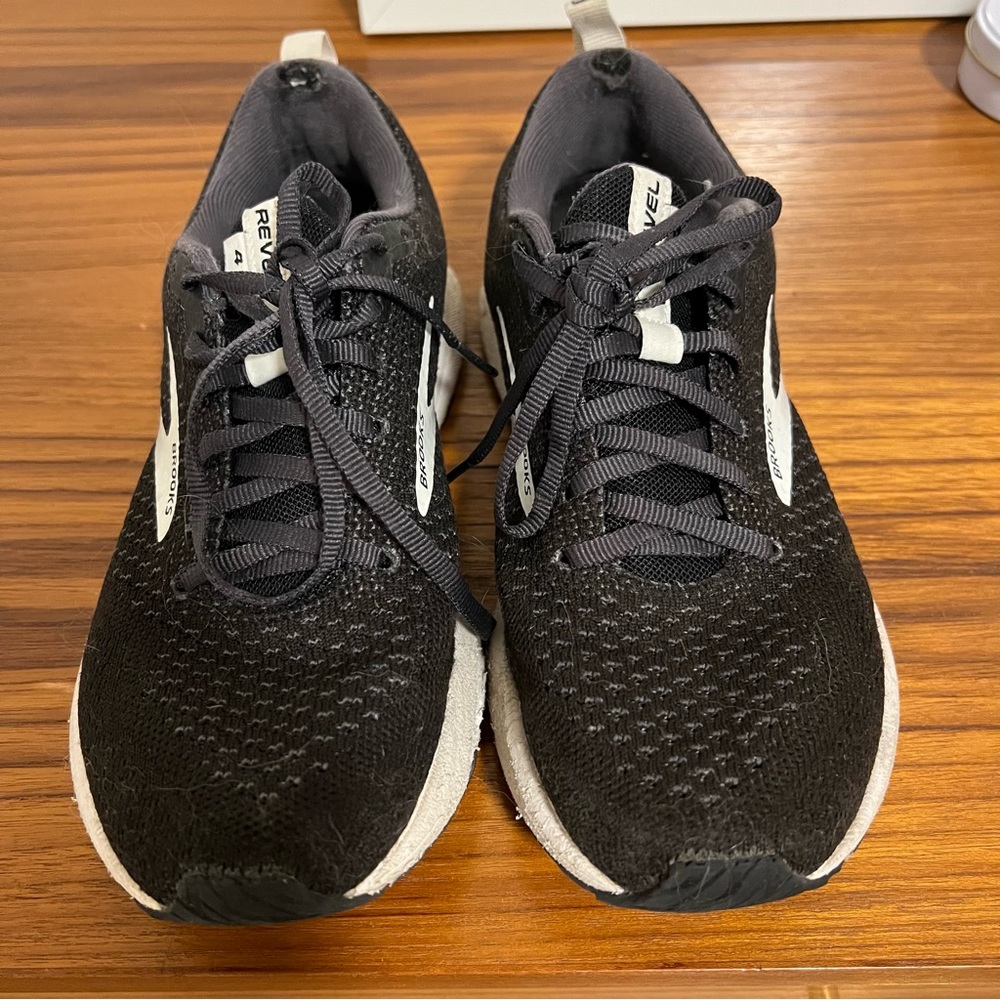 Brooks tennis shoes